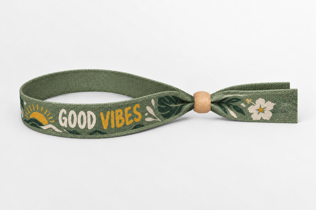 Vihreä bambukangasranneke, jossa Good Vibes -painatus ja puulukko