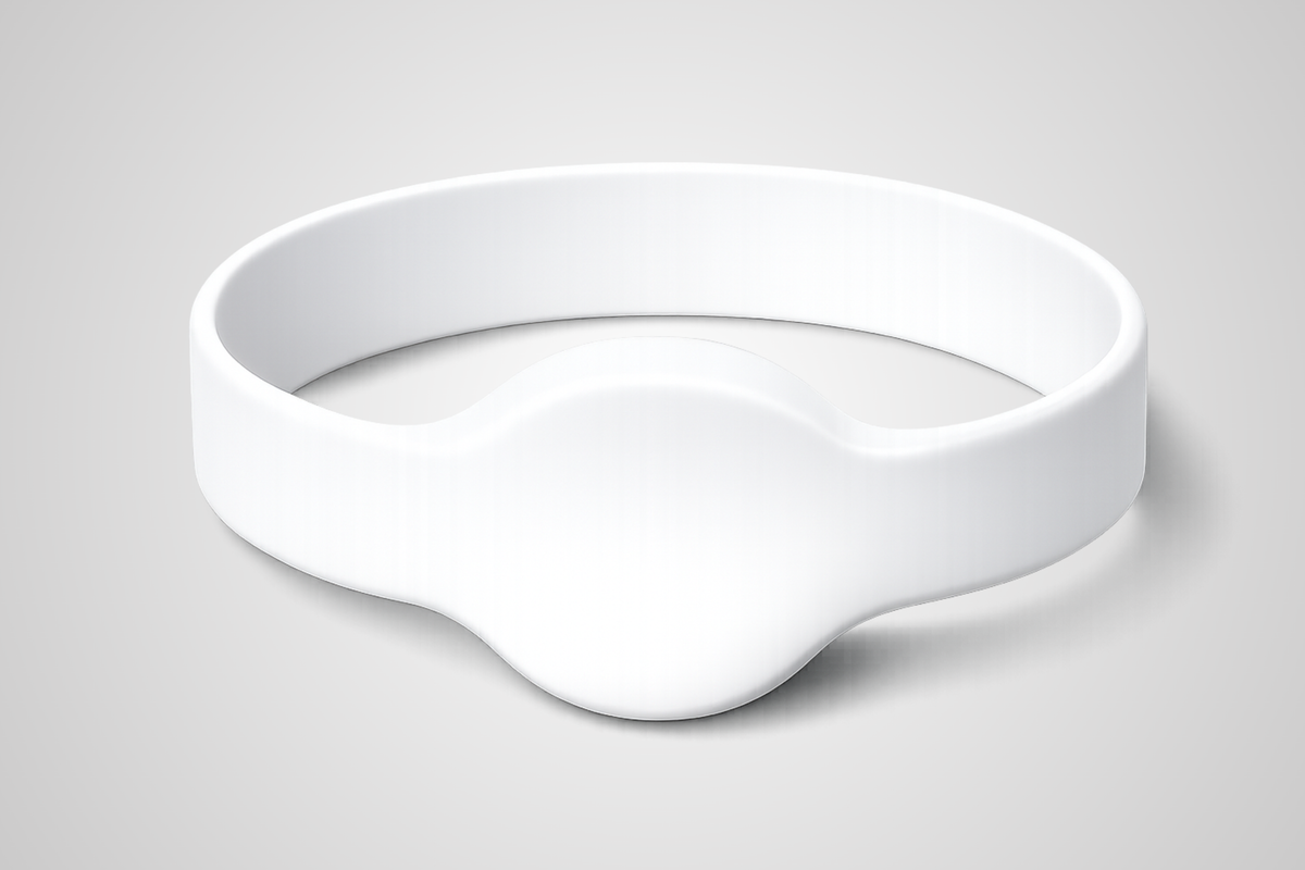 Valkoinen NFC-silikoniranneke JM02, jossa on valkoinen etiketti JM Band® -merkkisenä.