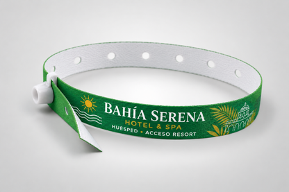 Vihreä kangasranneke, jossa valkoinen neppilukko ja painettu hotellin logo