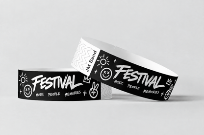 Kaksi mustaa paperiranneketta, joissa valkoinen festivaalipainatus