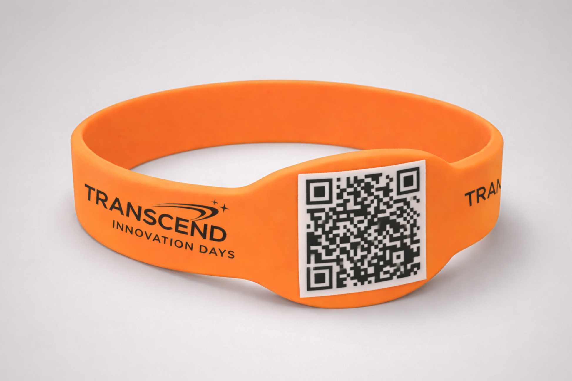 Kuva JM Band® -silikonirannekkeista QR-koodilla. Osta 12 mm:n silikonirannekkeita täältä.