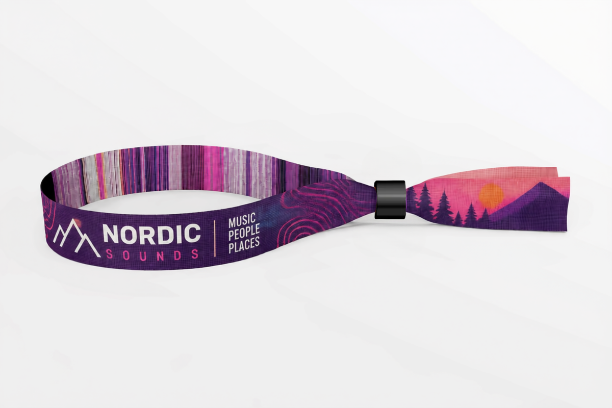 Violetti kudottu kangasranneke, jossa vuori- ja auringonlaskukuvio